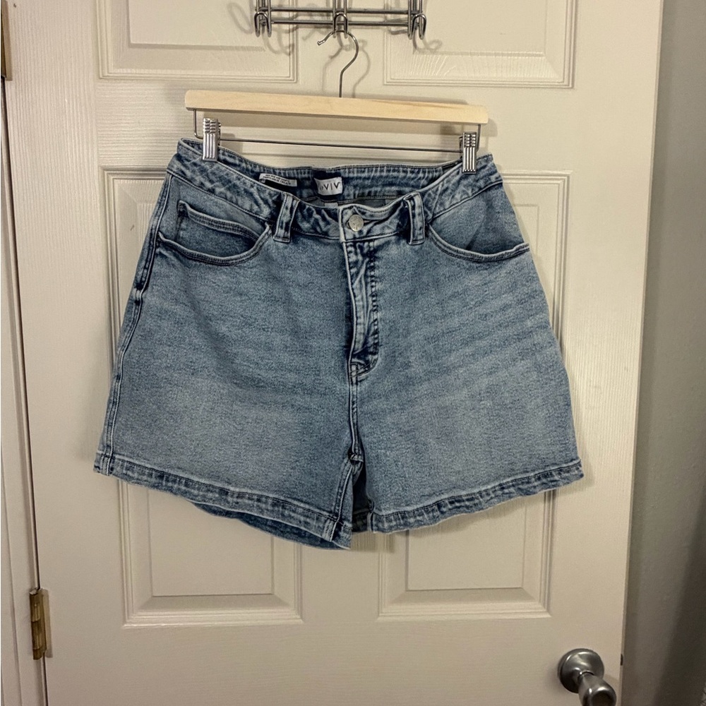 Ava & Viv High Rise Midi Denim Shorts – Light Wash – Size 17